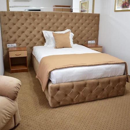 Kurmet Hotel Уралск Екстериор снимка