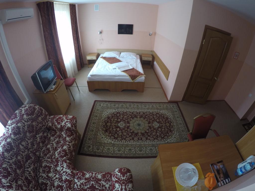 Kurmet Hotel Уралск Стая снимка