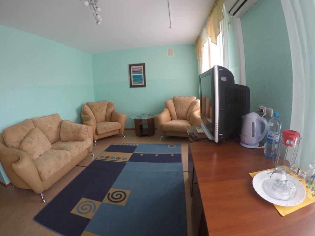 Kurmet Hotel Уралск Стая снимка