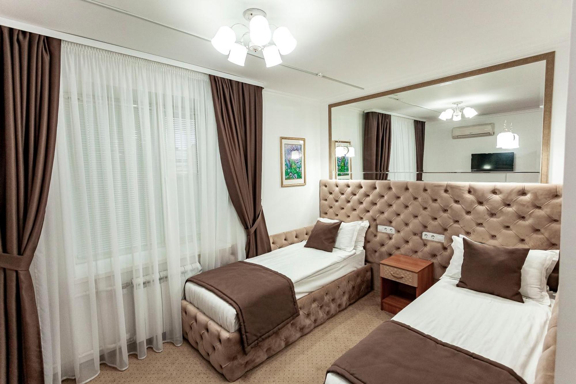 Kurmet Hotel Уралск Екстериор снимка