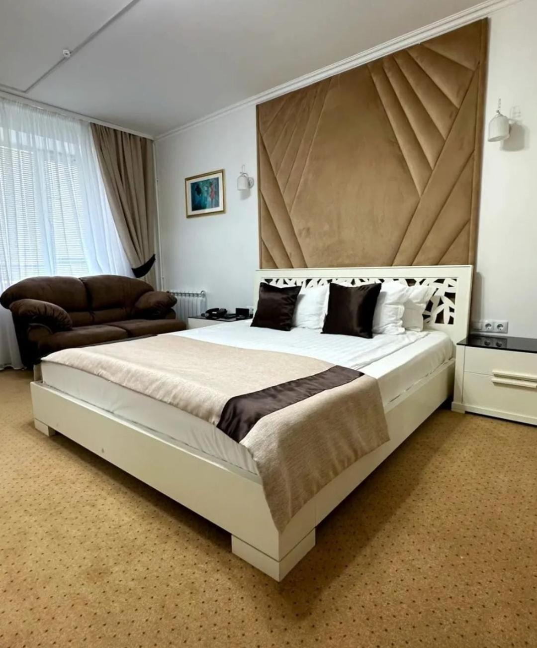 Kurmet Hotel Уралск Екстериор снимка