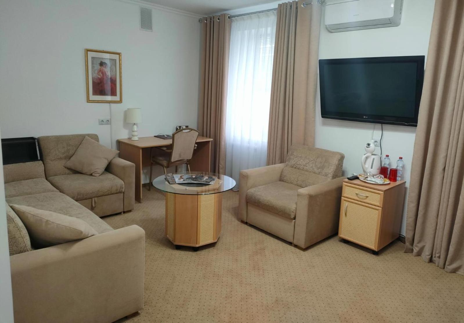 Kurmet Hotel Уралск Екстериор снимка