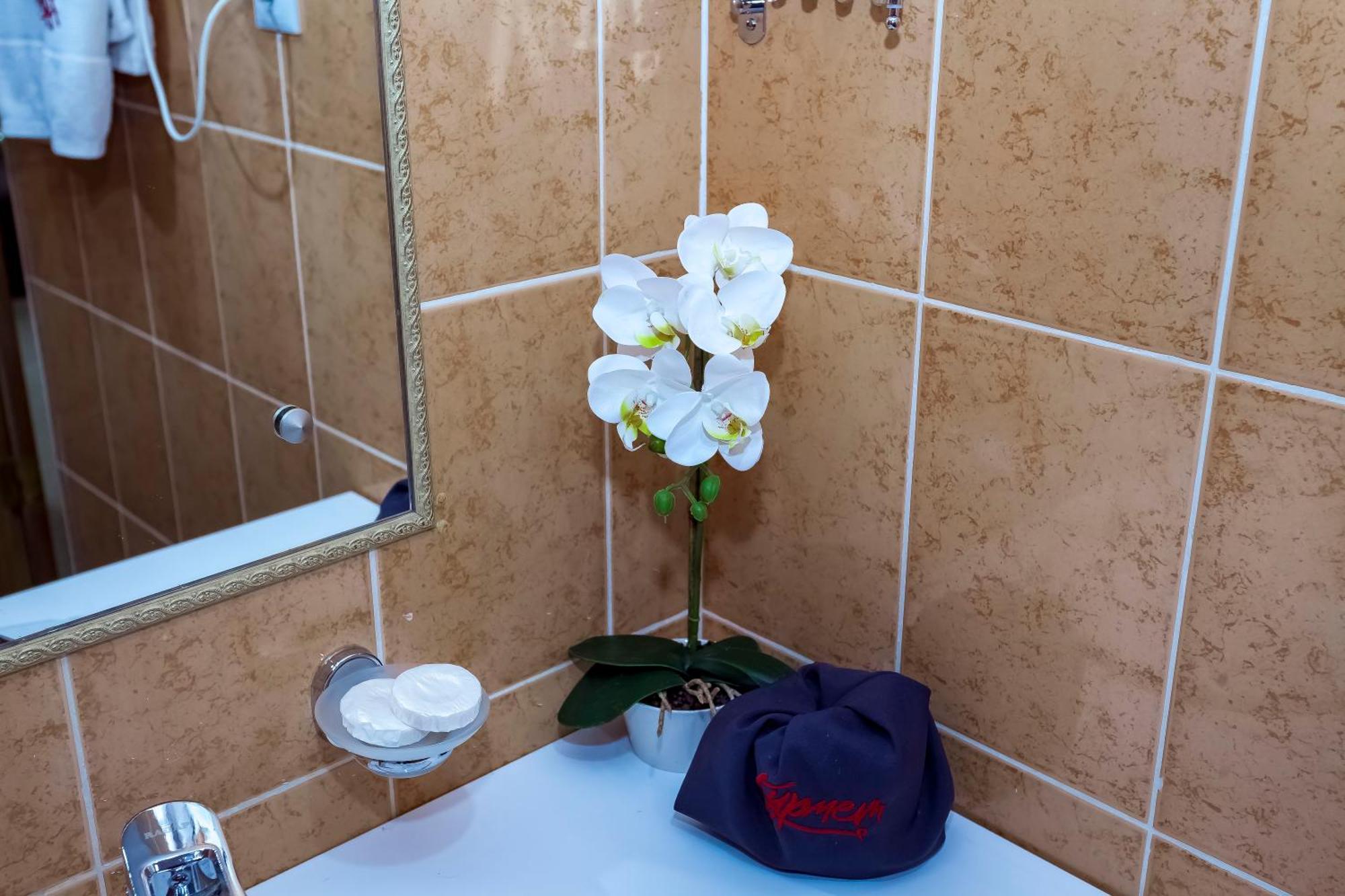 Kurmet Hotel Уралск Екстериор снимка