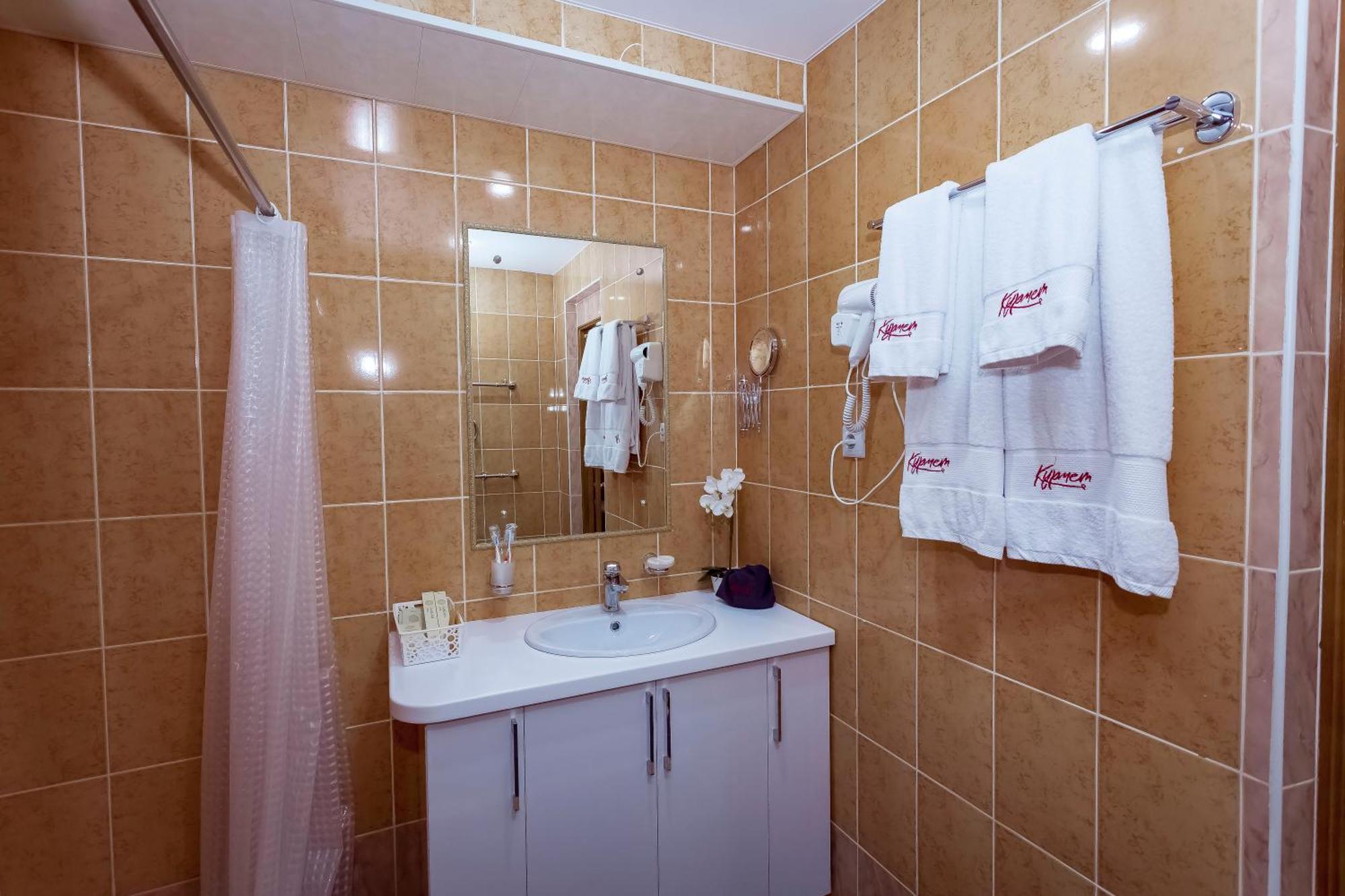 Kurmet Hotel Уралск Екстериор снимка