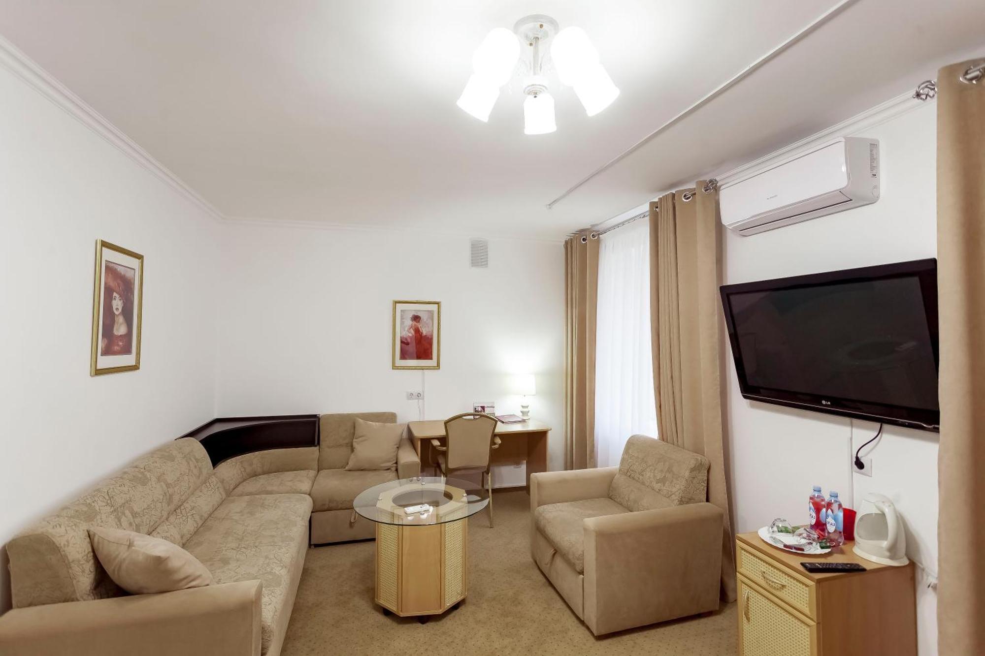 Kurmet Hotel Уралск Екстериор снимка