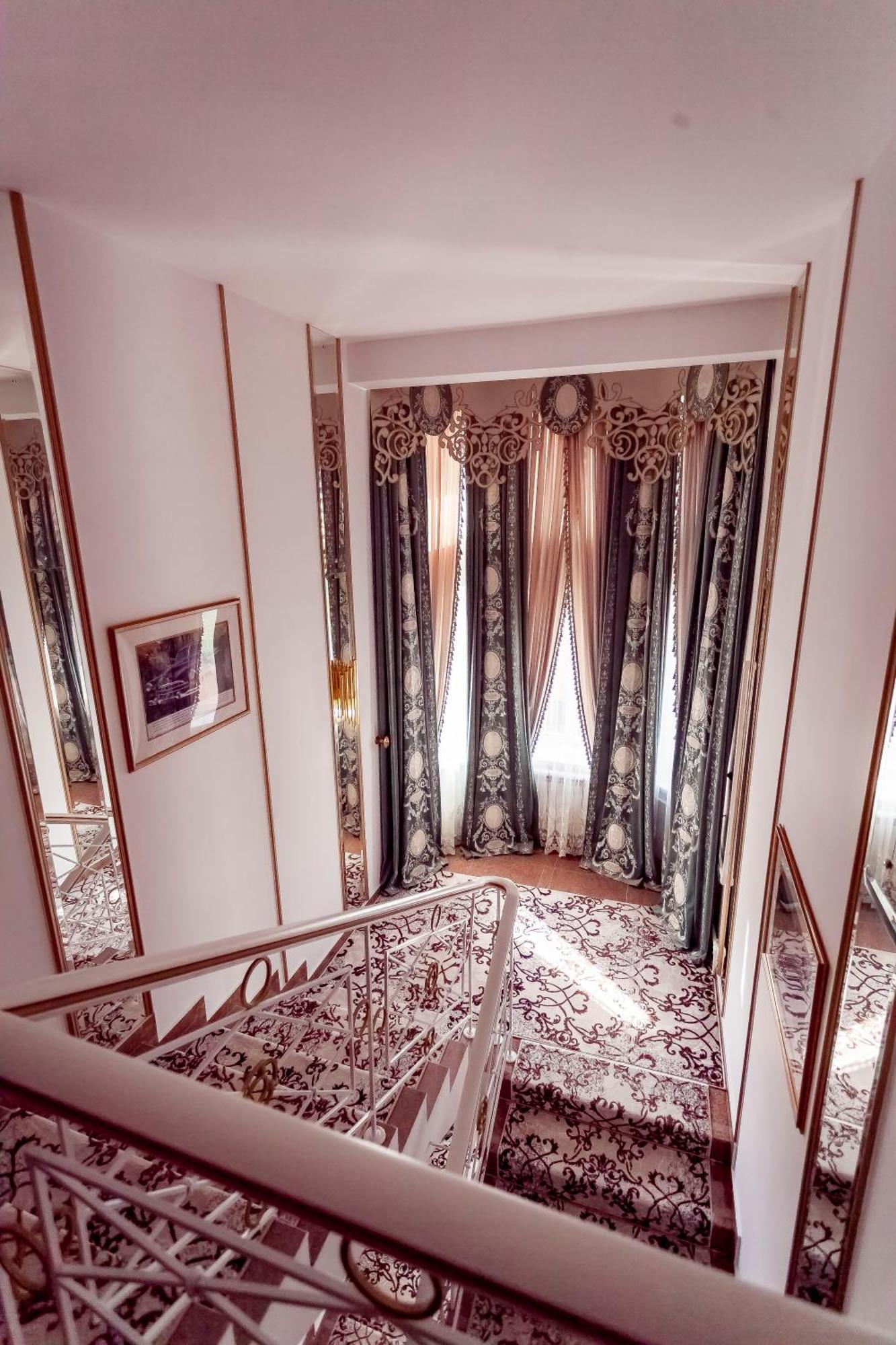 Kurmet Hotel Уралск Екстериор снимка