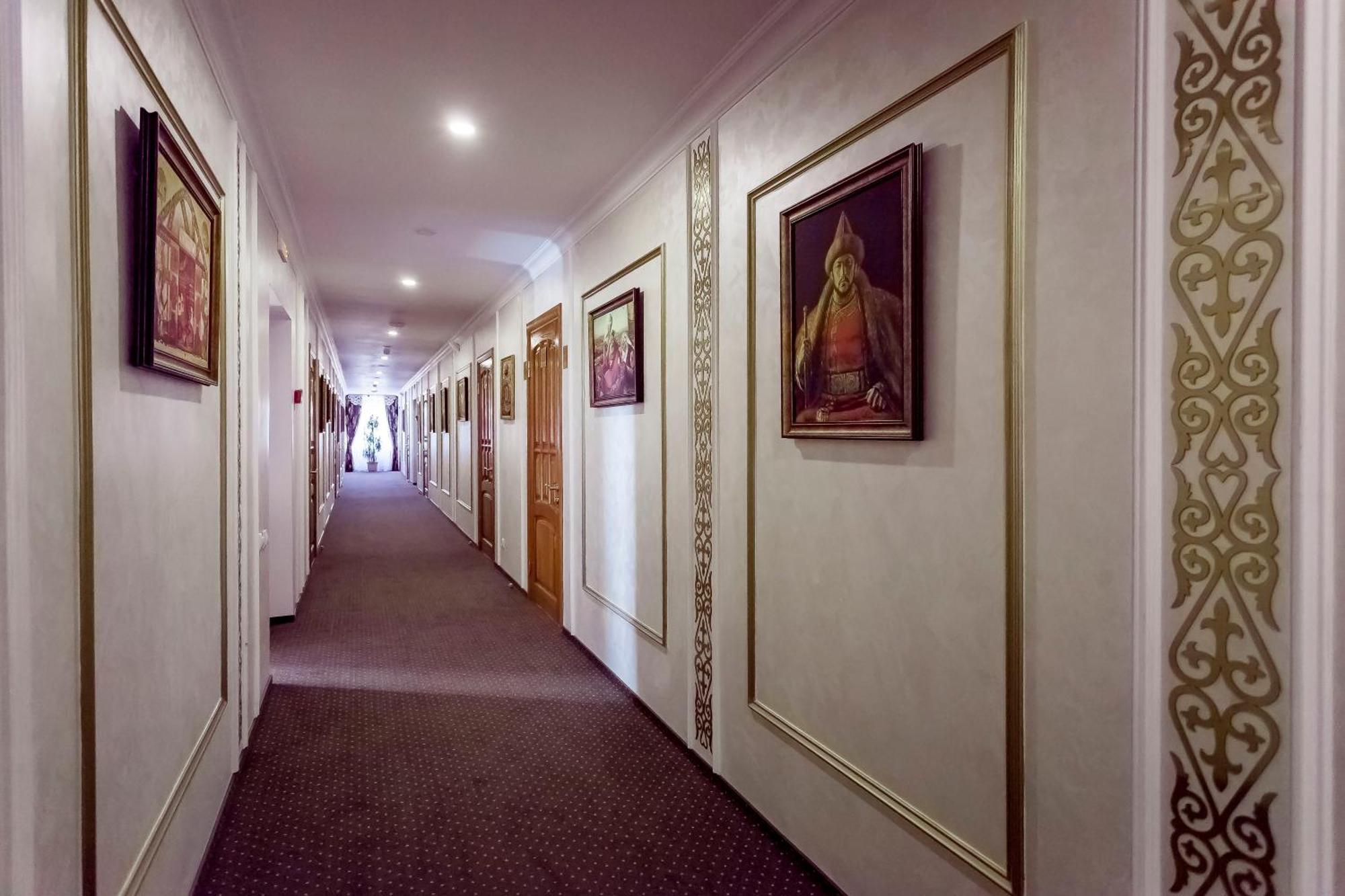 Kurmet Hotel Уралск Екстериор снимка