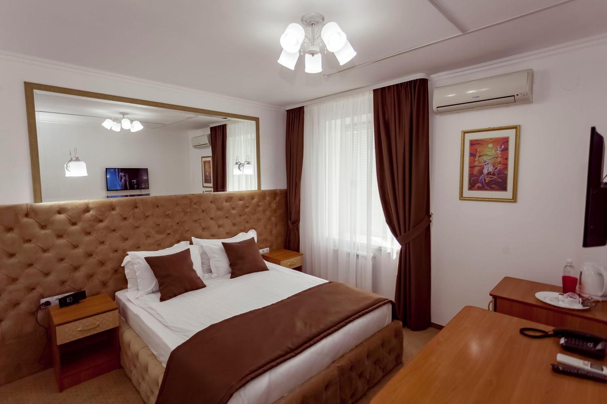 Kurmet Hotel Уралск Екстериор снимка
