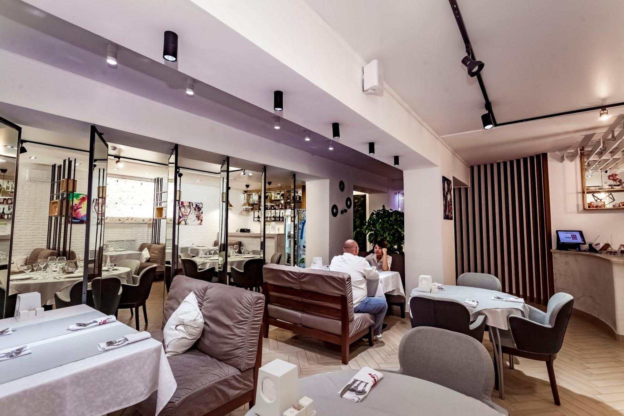 Kurmet Hotel Уралск Екстериор снимка