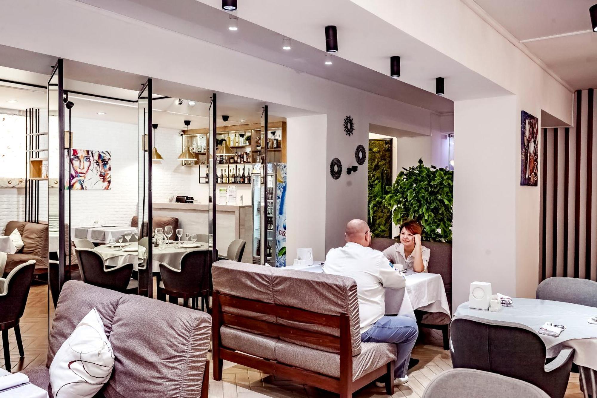 Kurmet Hotel Уралск Екстериор снимка