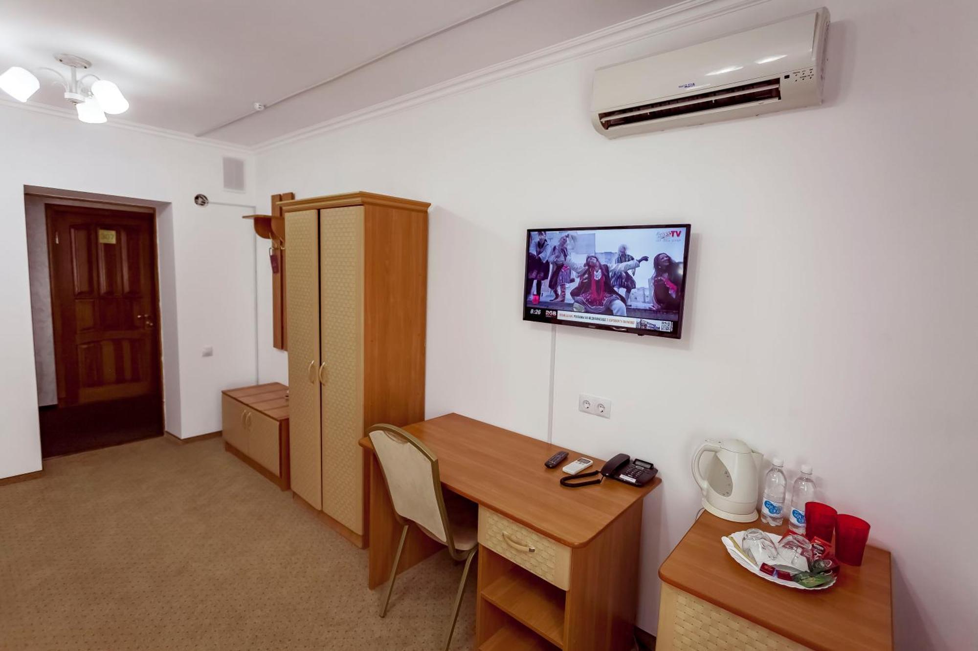Kurmet Hotel Уралск Екстериор снимка