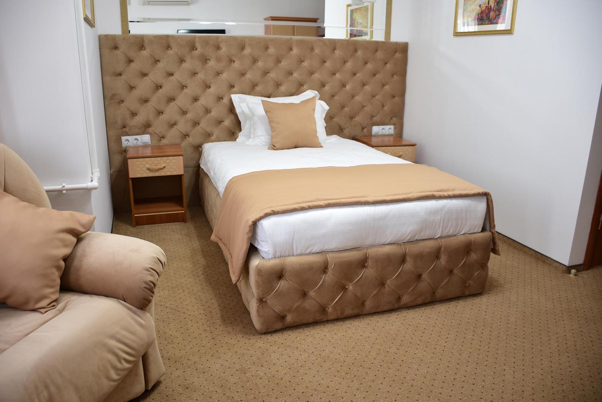 Kurmet Hotel Уралск Екстериор снимка