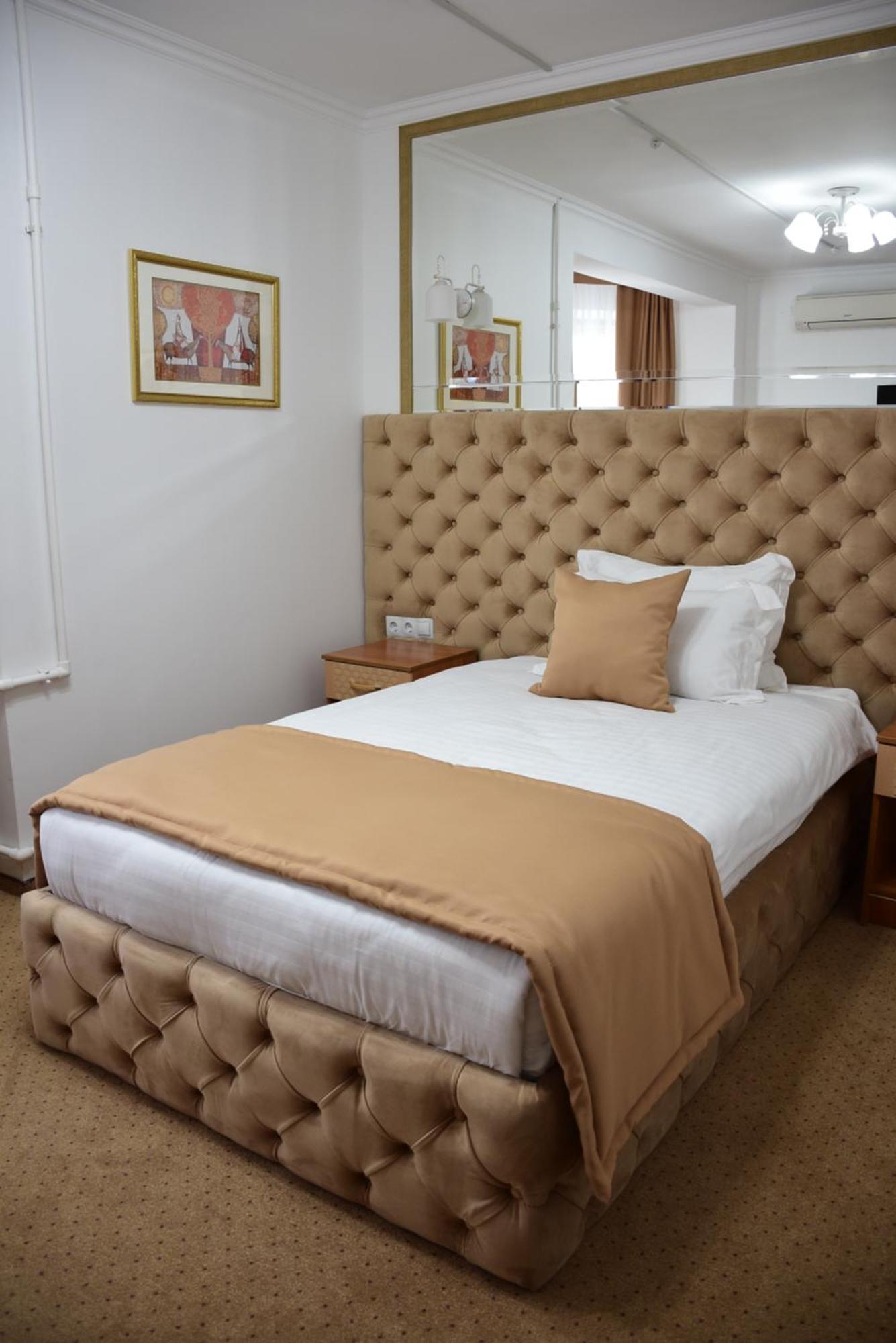 Kurmet Hotel Уралск Екстериор снимка