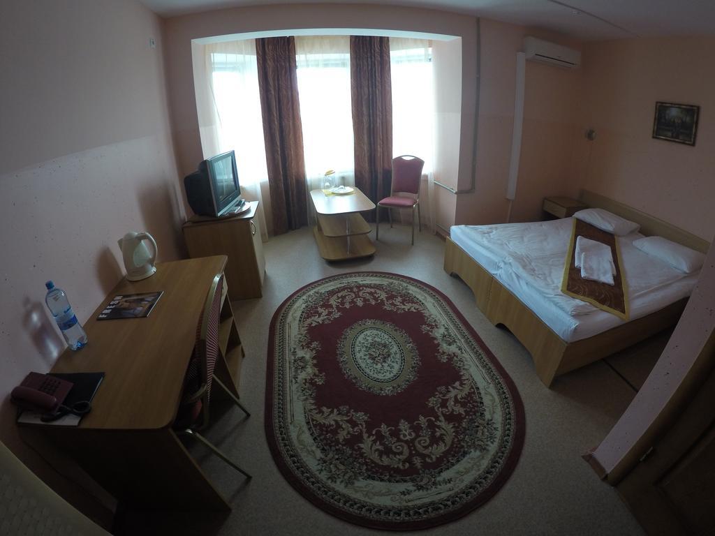 Kurmet Hotel Уралск Екстериор снимка