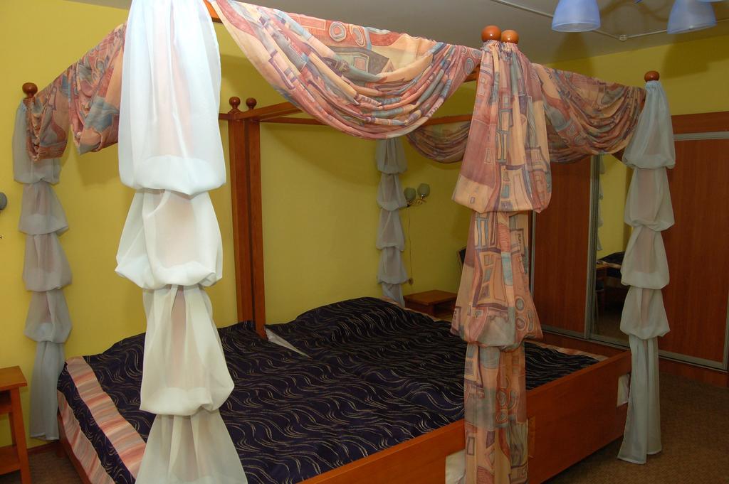 Kurmet Hotel Уралск Екстериор снимка