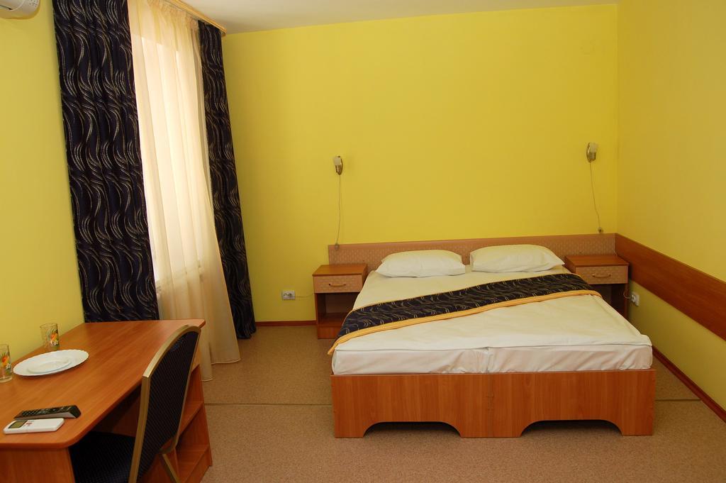 Kurmet Hotel Уралск Екстериор снимка
