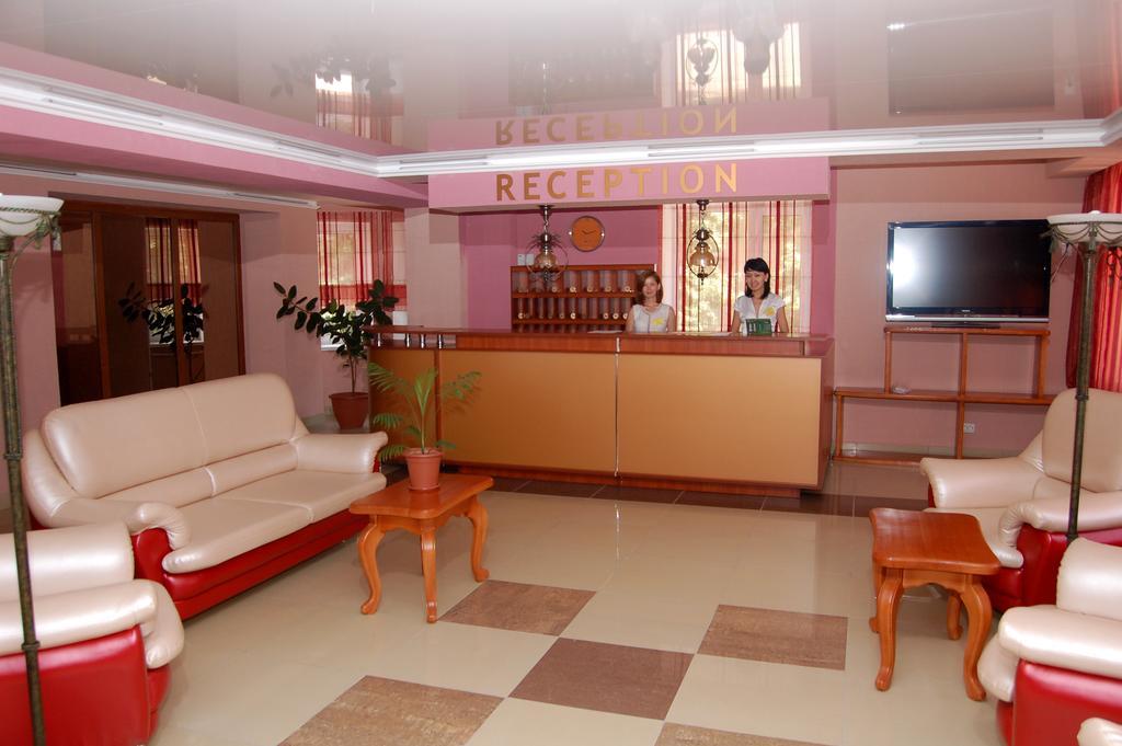 Kurmet Hotel Уралск Екстериор снимка