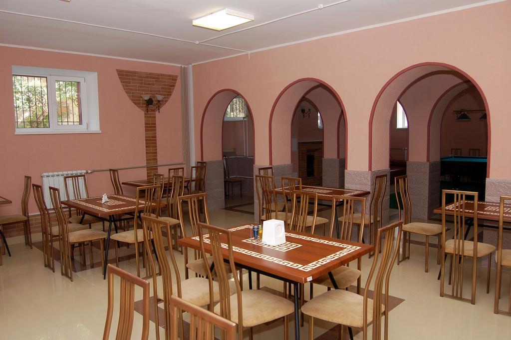 Kurmet Hotel Уралск Екстериор снимка