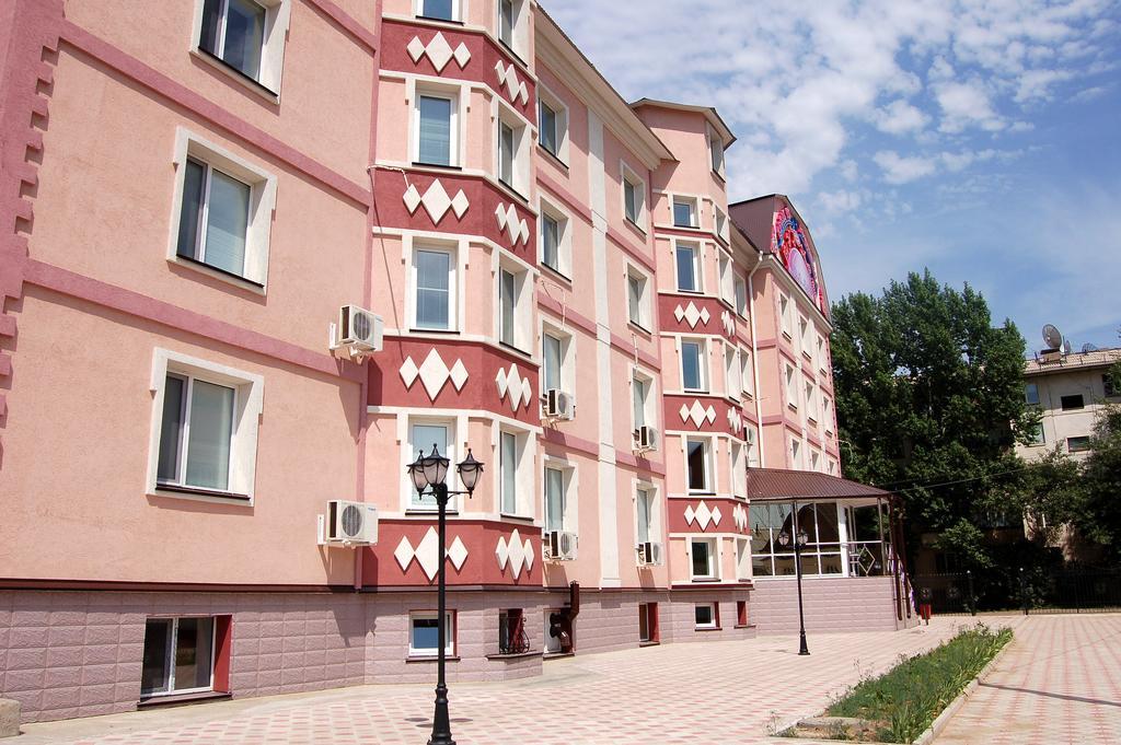 Kurmet Hotel Уралск Екстериор снимка