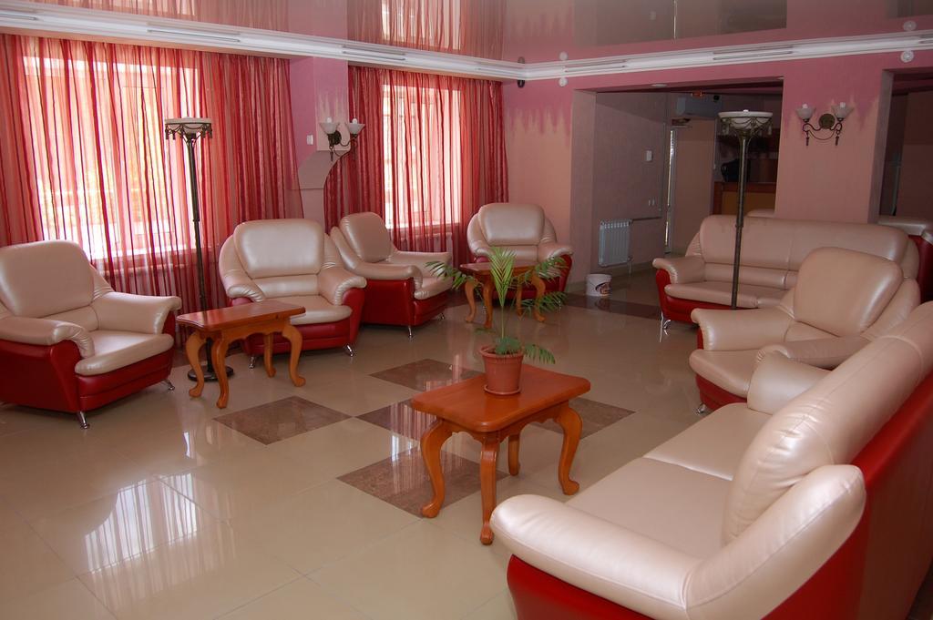 Kurmet Hotel Уралск Екстериор снимка